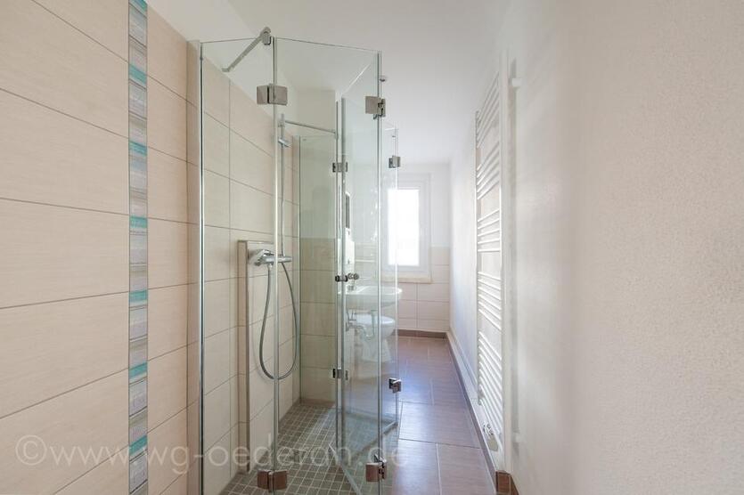 Dusche, Erdgeschoß, großer Balkon - 2 Zimmer Wohnung komplett renoviert