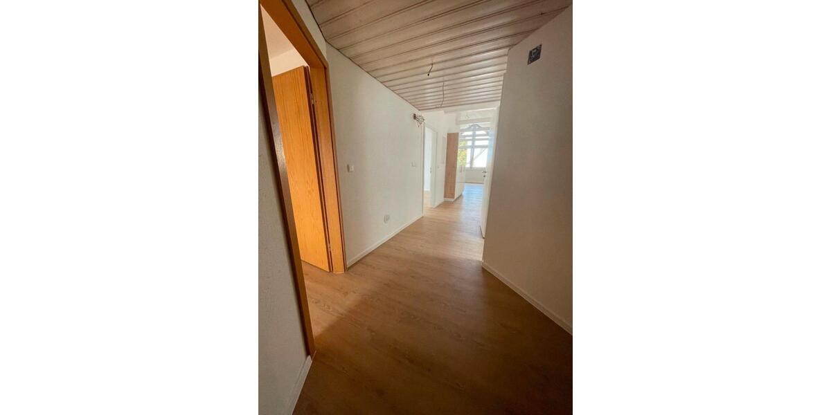 Dachgeschoßwohnung Weiden in der Oberpfalz - 3.5 Zimmer, 114 m&sup2;, 1.000&euro; | Angebot:23836211
