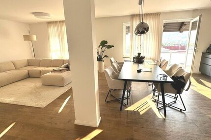 HELLE++4-Raum Wohnung mit Balkon, Einbauküche, Aufzug, Stellplatz