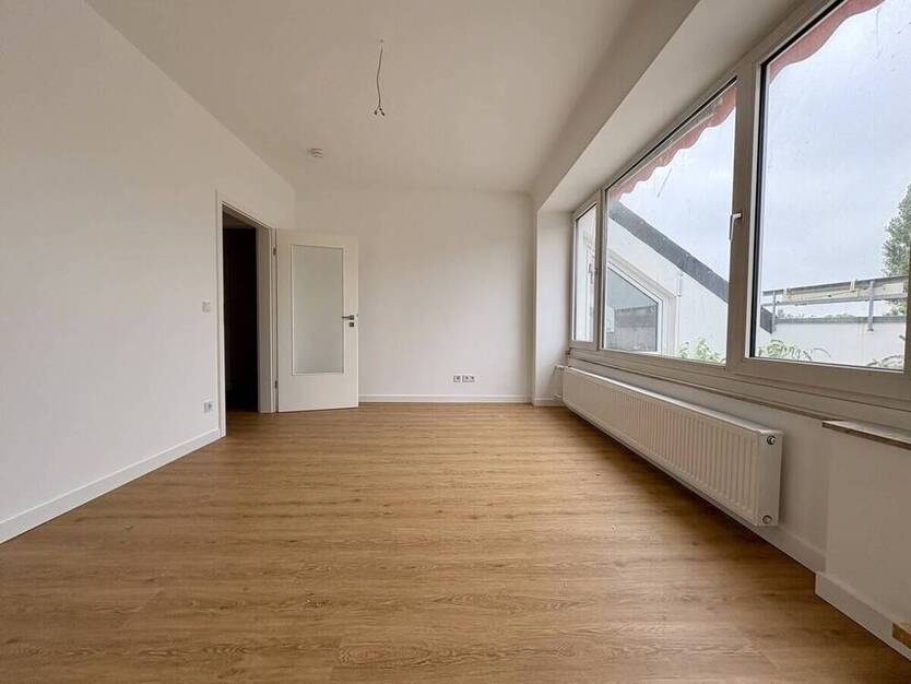 Umfassend sanierte 3-Zimmer-Wohnung mit Balkon in Düsseldorf-Niederkassel
