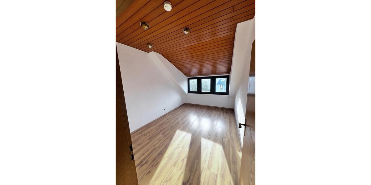 Dachgeschoßwohnung Solingen Mitte - 3 Zimmer, 76 m&sup2;, 750&euro; | Angebot:26610417