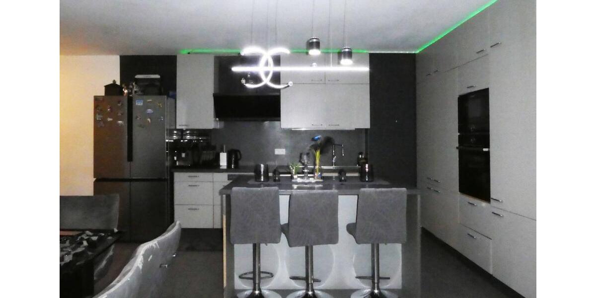 AUMÜLLER-Immobilien - Moderne energiesparsame 4-Zi-EG-Wohnung mit überdachtem Balkon und Carport 4 zimmer