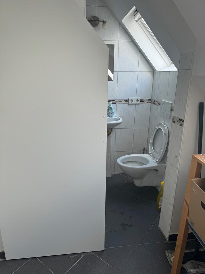 PrivatZimmer mit Dachboden in einer 2-Personen-WG für ein Mädchen