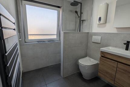 Erstbezug nach Sanierung mit Balkon: Schöne 2,5-Zimmer DG-Wohnung