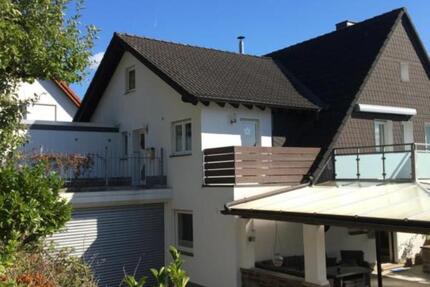 Schicke Wohnung gemütlich möbliert Balkon Stellplatz WLAN