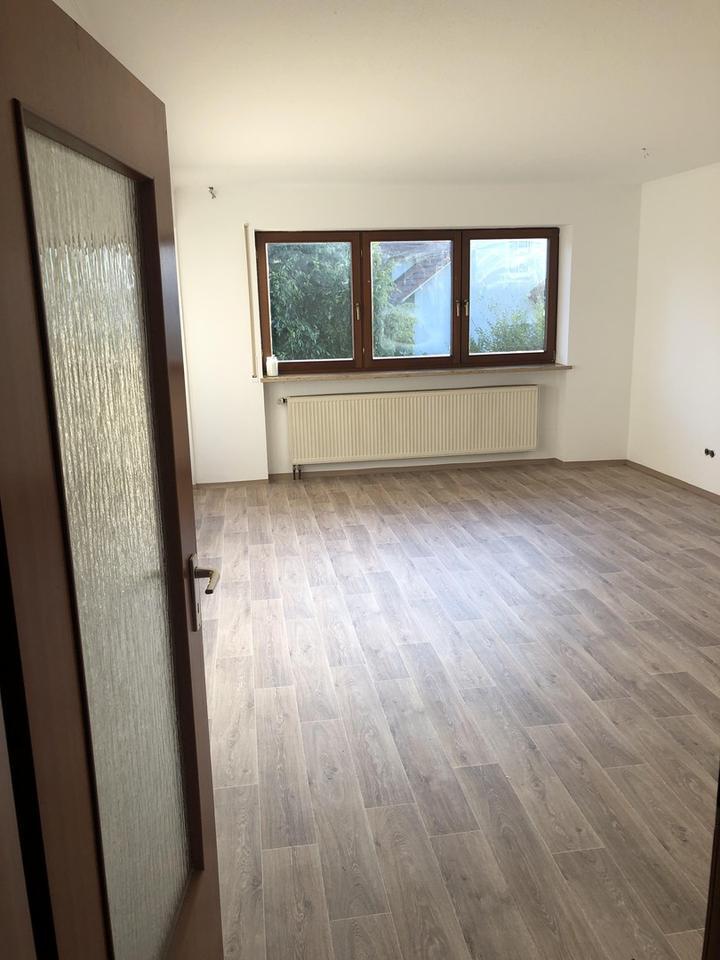 Moderne 2-Zimmer-Dachgeschoßwohnung mit Einbauküche und Balkon - zentral gelegen in Gunzenhausen