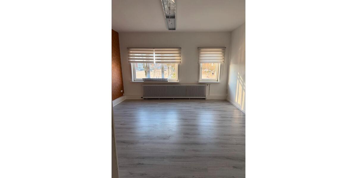 Wohnung im 1. OG in einem Wohn-und Geschäftshaus auch als Büro 4 zimmer