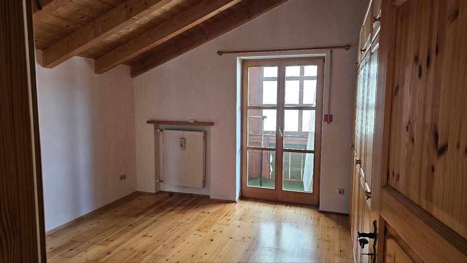 Dachgeschoßwohnung Tuntenhausen - 3 Zimmer, 86 m&sup2;, 1.200&euro; | Angebot:25568301