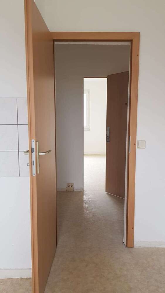 Für den gehobenen Anspruch -frisch renoviert. Gut geschnittene 4 Zimmer mit Balkon und Einbauküche!