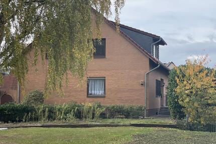 Moderne 4 Zimmer Dachgeschoss Whg. - EBK, Balkon,Abstellraum und KFZ-Stellplatz zu vermieten 4 zimmer