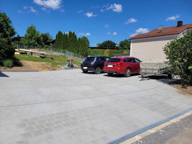 Helle Wohnung im Hochparterre eines neu renovierten 2-Parteien-Miethauses, mit Terrasse, Garten,etc!