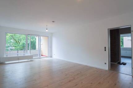 Frisch renovierte ca. 81 m² große Mietwohnung mit Loggia, 2 modernen Bädern, Garage und Stellplatz