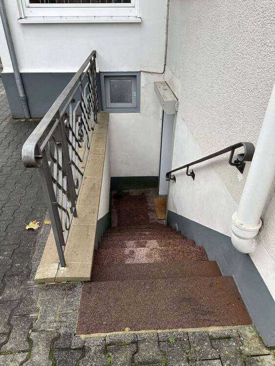 Möblierte 1 - Zimmer - UntergeschossWohnung (KellerWohnung) mit Einbauküche und separatem Eingang