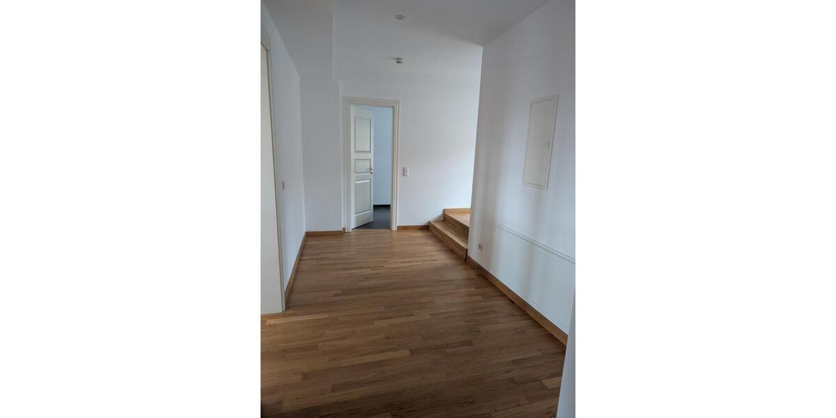 Etagenwohnung Radebeul - 3 Zimmer, 151 m&sup2;, 1.950&euro; | Angebot:25120921