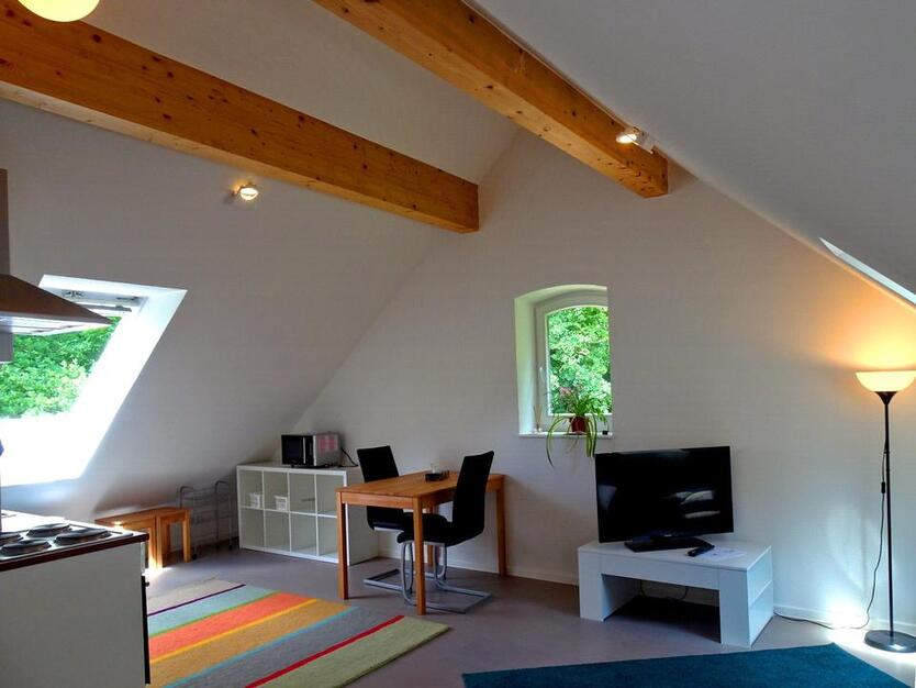 Schönes helles Dachgeschoss-Apartment, möbliert, warm, max. 6 Mon