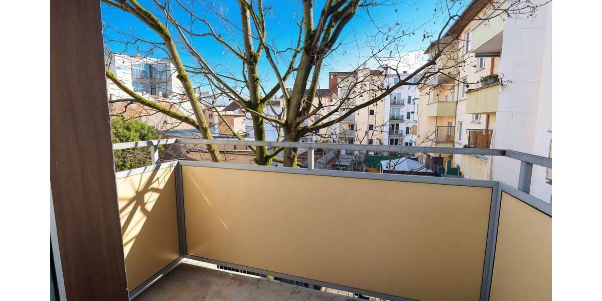 Schöne, sehr helle 4 Zimmer Wohnung in zentraler, ruhige Lage. 4 zimmer