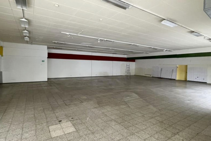 Lagerfläche in ehemaligem Supermarktgebäude ca. 300m2 zimmer