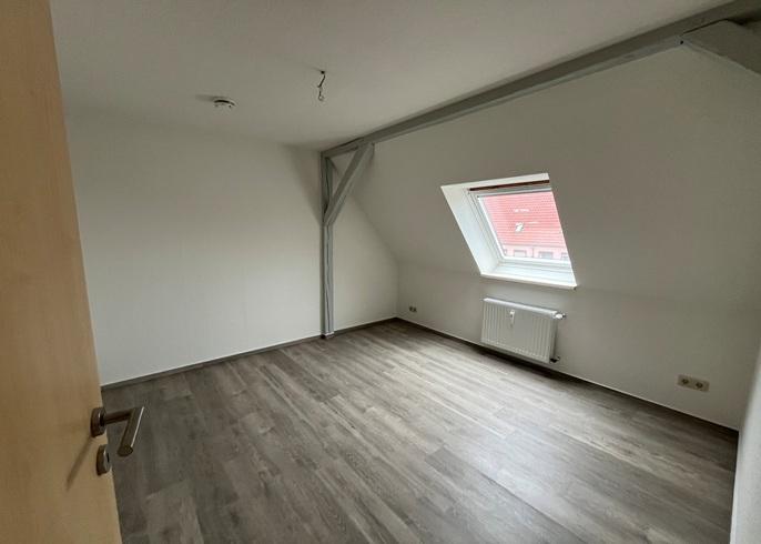 Dachgeschoßwohnung Oschersleben (Bode) - 3 Zimmer, 66 m&sup2;, 330&euro; | Angebot:23785526