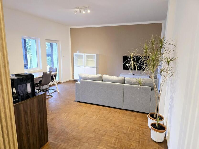 Eine kernsanierte, luxuriöse 2-Zimmer-Wohnung möbliert in Toplage am Rhein, Erstbezug
