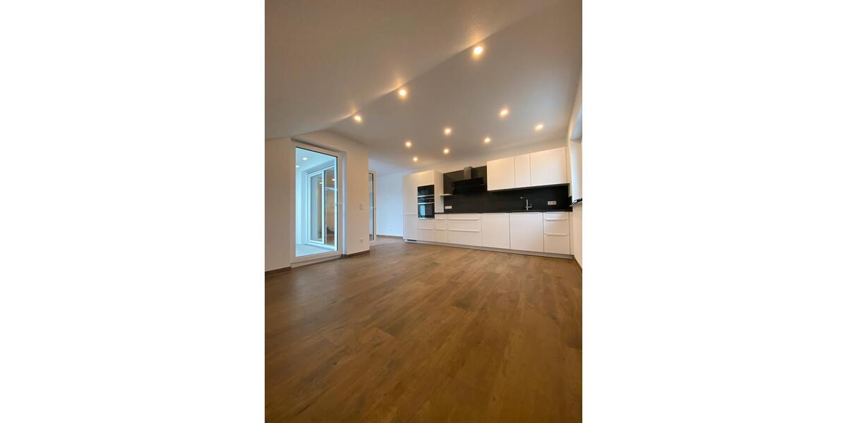 Moderne Dachgeschosswohnung mit Loggia, Einbauküche + Stellplätze zimmer