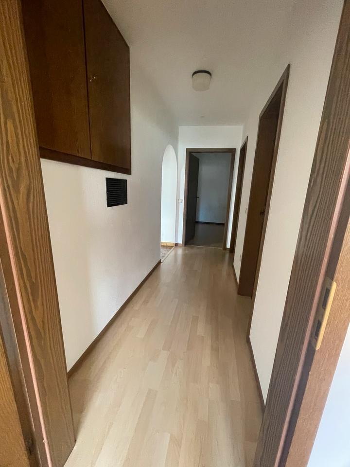 Wohnung ( ca. 175 qm, 7 Zimmer, Balkon, Großer Garten )
