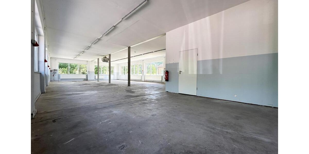 TOP-Gewerbehalle auf 752 m². Besonders hell. 3 Büros, Aufenthaltsraum, Toiletten. Stellplätze. zimmer