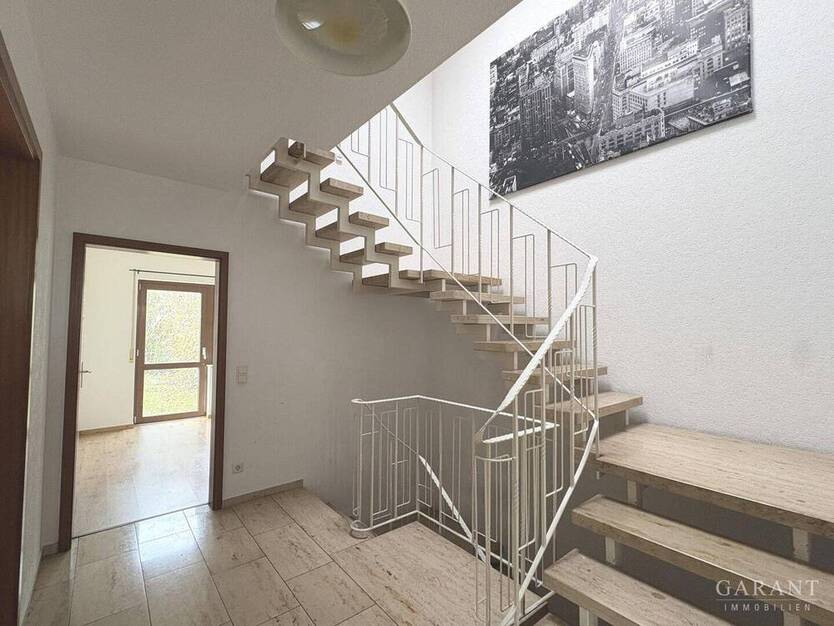 Großzügiges Haus mit zwei Garagen! 6 zimmer