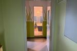 Dachgeschoßwohnung: 2 Zimmer, Küche, Bad mit Einbauküche