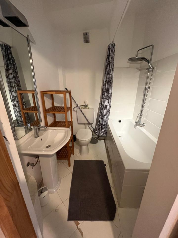 Düsseldorf Altstadt - Zentrales und möbiliertes Zimmer in einer 2 zimmer
