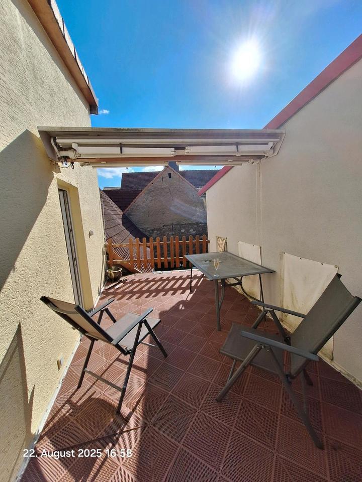Schöne helle möblierte Wohnung mit Dachterrasse