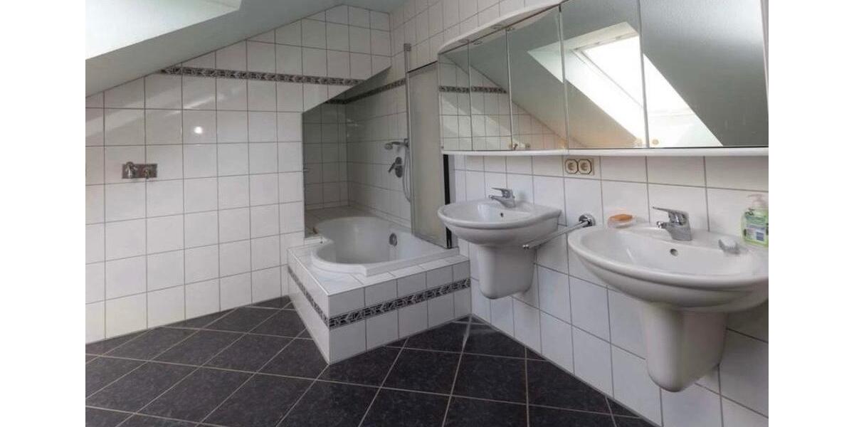 Dachgeschoßwohnung Buseck - 3 Zimmer, 100 m&sup2;, 1.200&euro; | Angebot:24995834