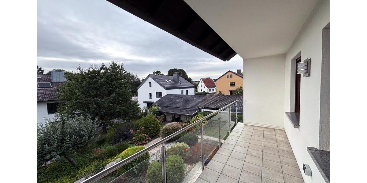 Tolle OG-Wohnung im 2 FH komplett renoviert, mit PKW-Stellplatz und Balkon in Gohfeld! 3 zimmer