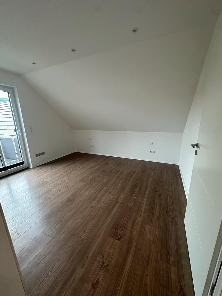 3 1|2 Zimmer Wohnung + Balkon in Rödelsee 100qm