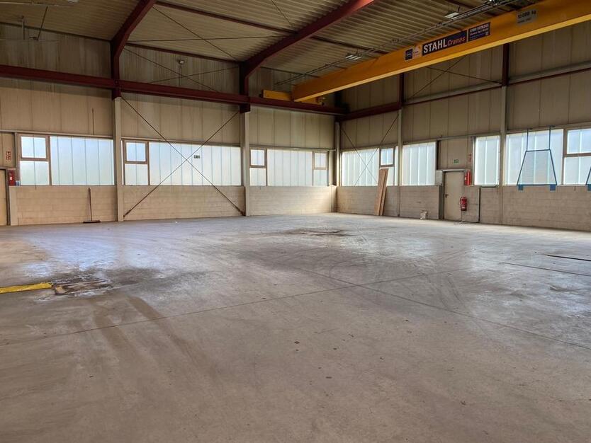 Gewerbehalle mit Portalkran und optimaler Anbindung