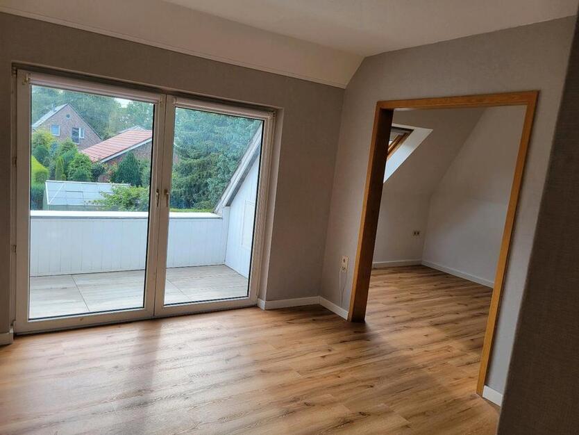 OberWohnung 2 Zimmer, Küche, Bad, Balkon