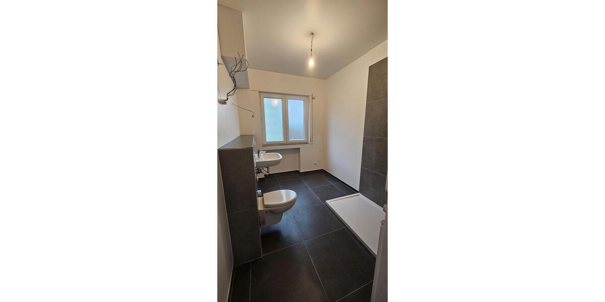 Frisch sanierte, sonnige 2-Zimmer-Wohnung mit Süd-Loggia & TG-Stellplatz – ruhig & zentral 2 zimmer