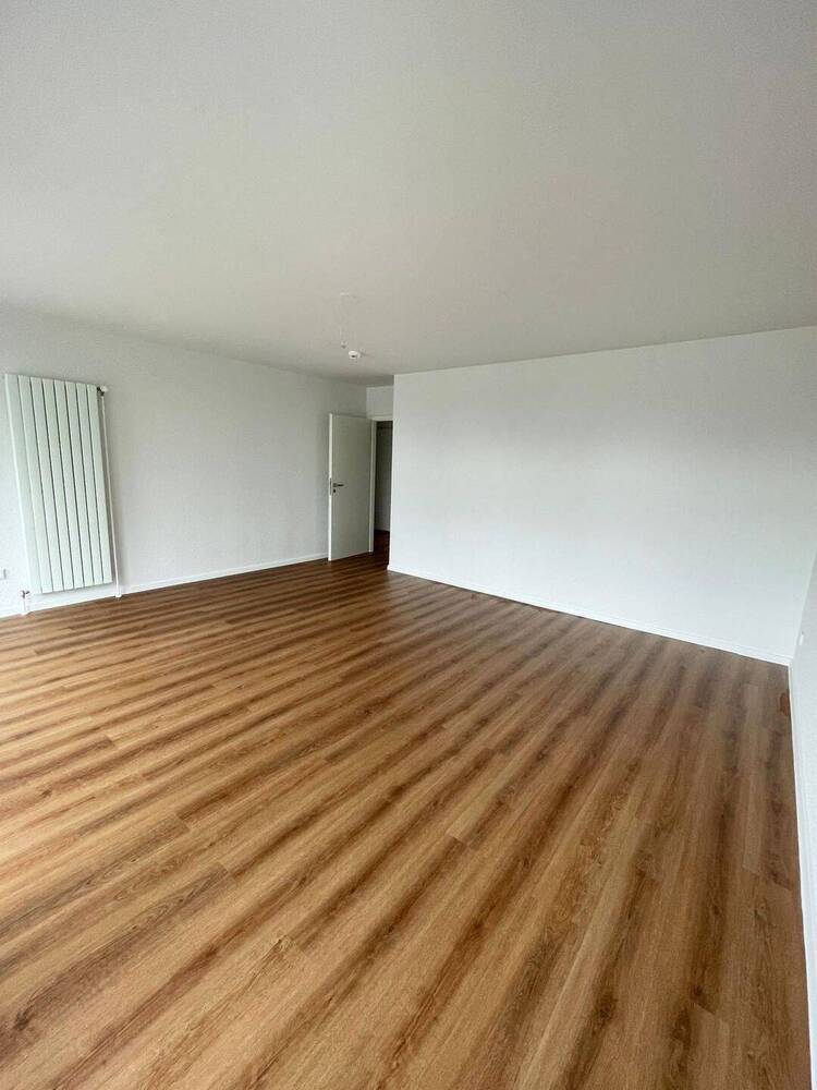 Erstbezug nach Modernisierung! 2 Zimmer + Balkon, neuer Boden, neues Bad, Aufzug