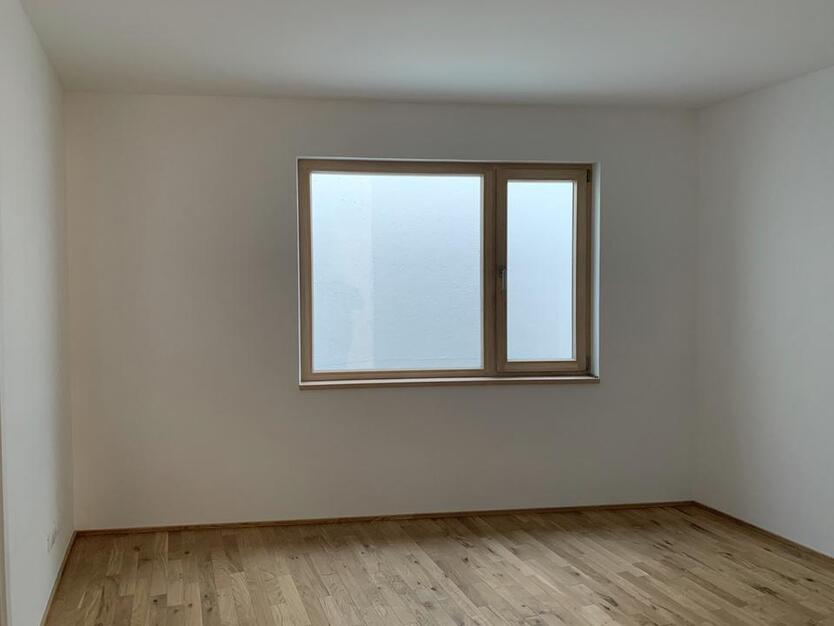 Moderne Souterrain-Wohnung mit Tageslicht