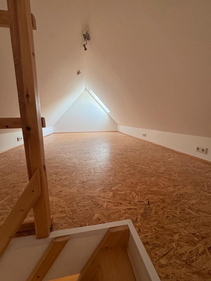 PrivatZimmer mit Dachboden in einer 2-Personen-WG für ein Mädchen