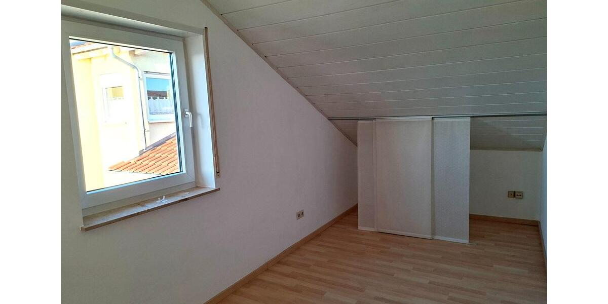 Dachgeschoßwohnung Sinsheim - 3 Zimmer, 77 m&sup2;, 720&euro; | Angebot:26166083