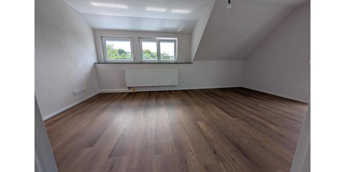 2,5-Zimmer-DG-Wohnung mit Balkon in kernsaniertem Haus zimmer