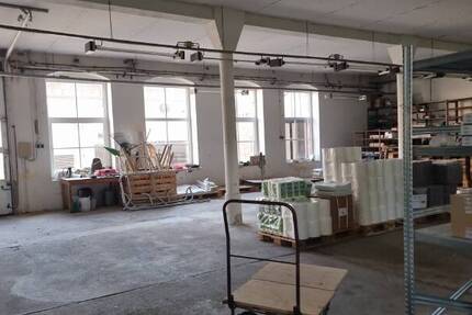 Große Lagerfläche im Erdgeschoss mit Gabelstabler befahrbar zimmer