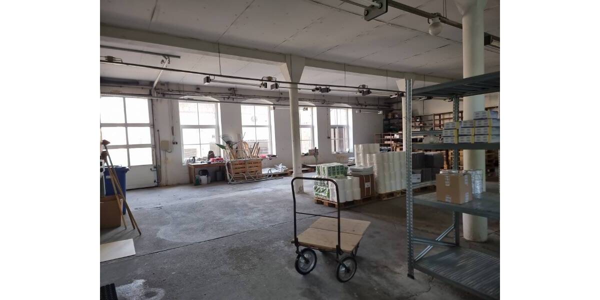 Große Lagerfläche im Erdgeschoss mit Gabelstabler befahrbar zimmer