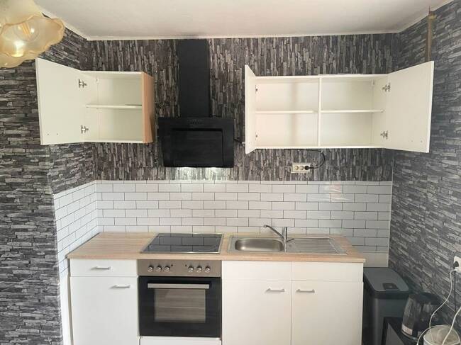 Zentral und schön renoviert: Helle 2-Zimmer-Wohnung + Essküche + Bad, etc., im 1. Stock!