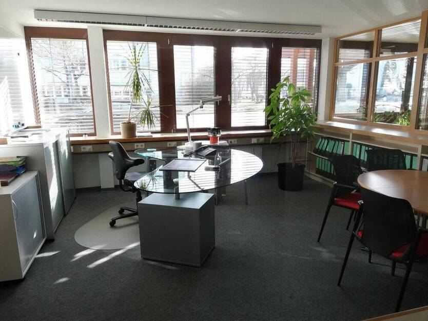 431 qm Lagerfläche und 2 schöne Büros in Kornwestheim Nähe Stuttgart - All-in-Miete