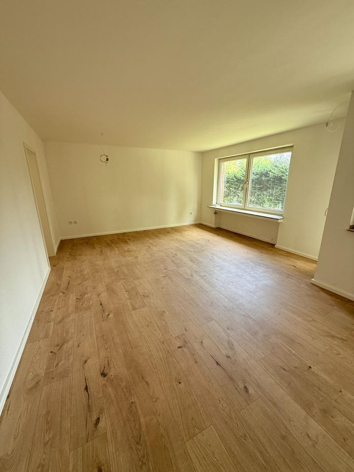 *Helle 4-Zimmer-Wohnung mit Balkon*