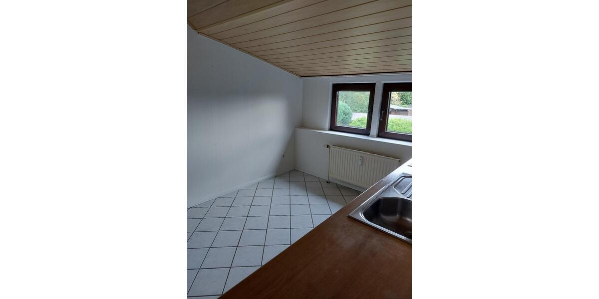 große 2-Zimmer-Dachgeschoßwohnung mit Balkon 1. Etage 2 zimmer