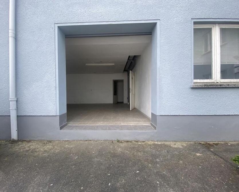Günstige große Lagerfläche Werkstatt mit Rolltor ++ in Niederwiesa zimmer