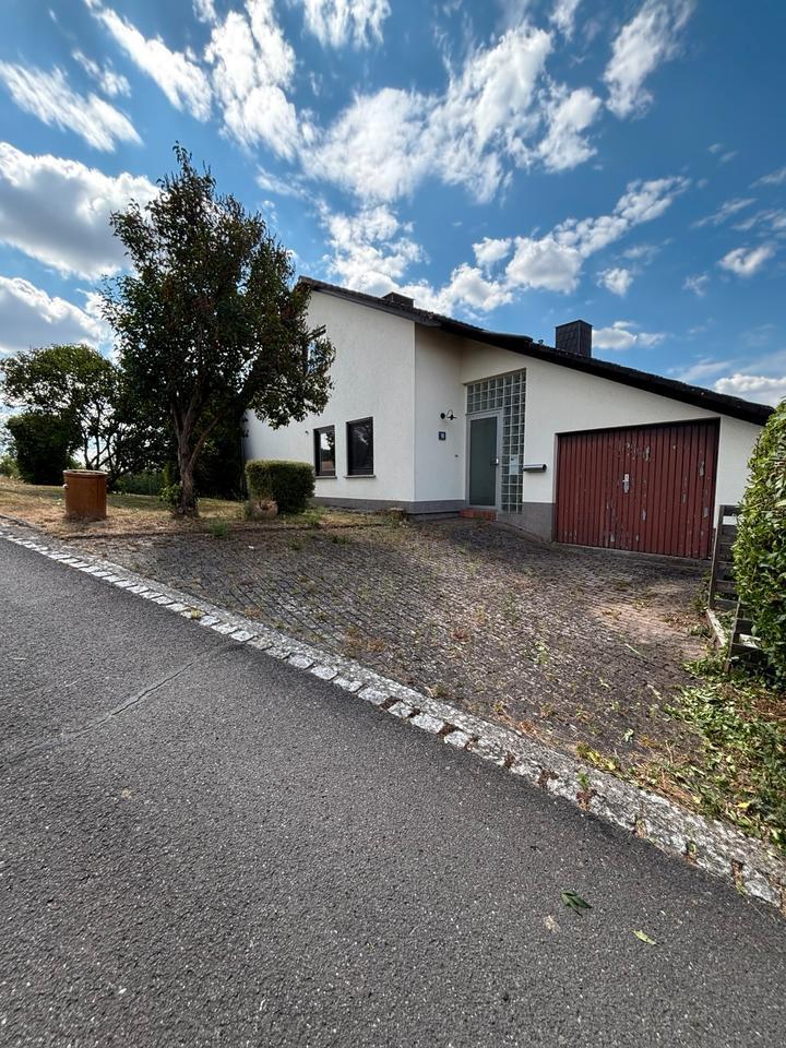 Geräumige 4 Zimmer Wohnung mit Balkon und Garten