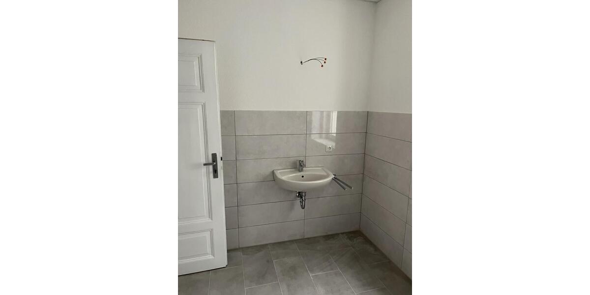 Wohnung ca 98 qm ab 01.04.26, saniert mit EBK, 1OG Zentralle Lage 5 zimmer